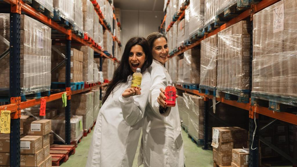 Nuria y Bea con varias de sus botellas de kombucha.