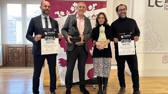 El concejal de Deportes, Vicente Canuria, presenta la final del torneo de ajedrez 'Pequeños Gigantes'