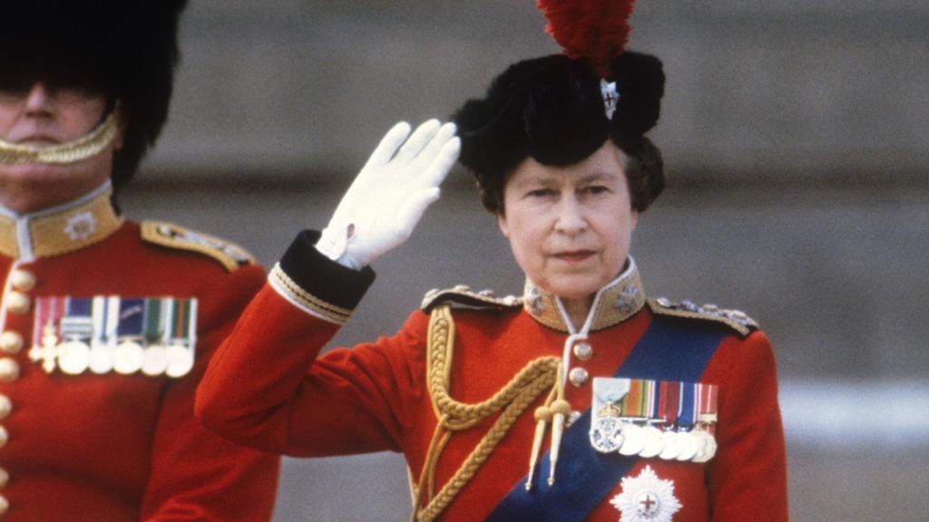 La -hoy difunta- reina Isabel II en el Trooping the Colour de 1985.