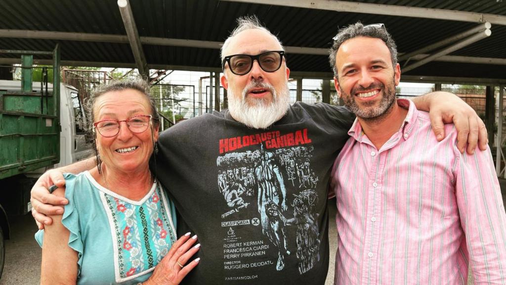 Alejandro Rico, con su tía Rosario y Álex de la Iglesia, en Antigüedades Romano.