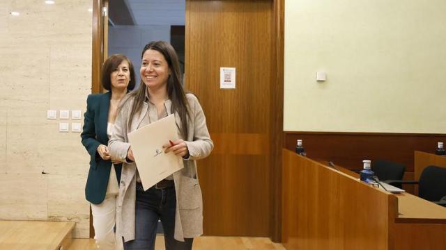 Bárbara García llegando a la Comisión de Economía y Presupuestos.