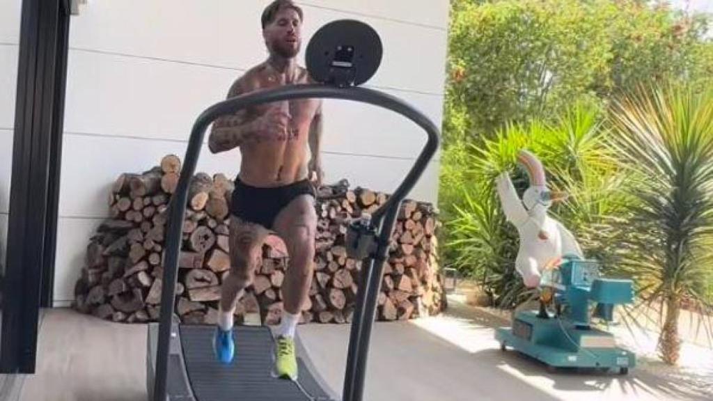 Sergio Ramos, corriendo en la cinta, y a su derecha, un balancín de Curro.