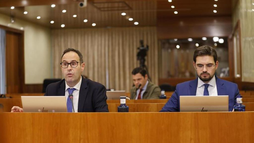 Intervención de José Antonio Martín-Buro, a la izquierda.