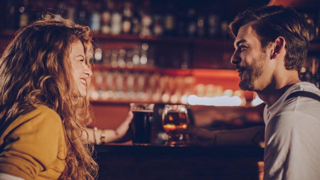 Imagen de una pareja en un bar.