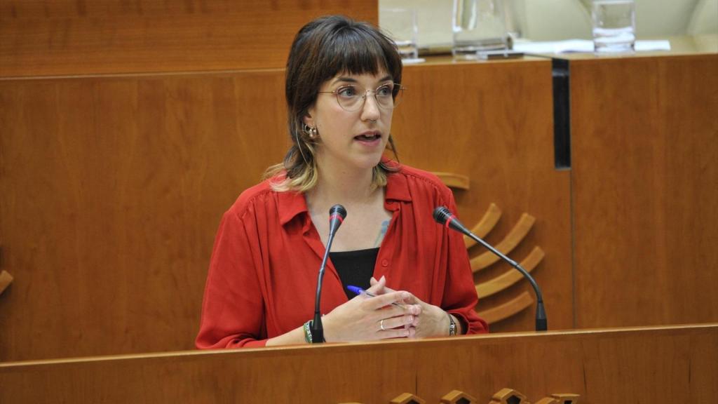 La diputada de Unidas por Extremadura, Nerea Fernández, durante una intervención en el Pleno de la Asamblea.