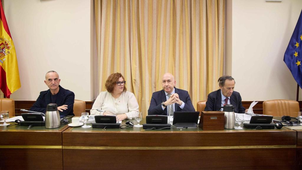 El presidente de la Comisión de Hacienda, Alejandro Soler (2d), este lunes durante la reunión del órgano en el Congreso de los Diputados.