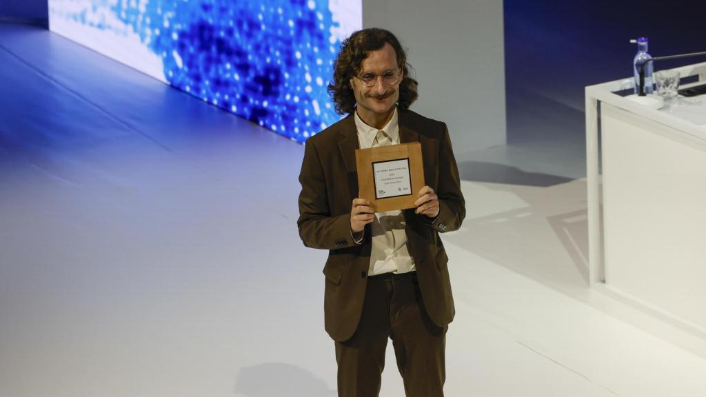 Serafín Álvarez recoge el Premio BMW de Arte Digital. Foto: EFE / Zipi Aragón