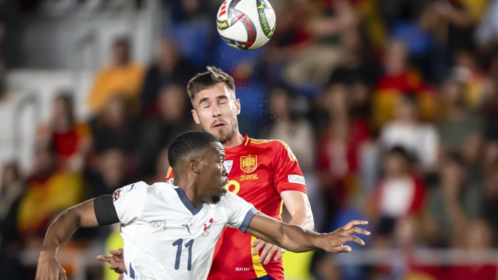 Cubarsí defiende a un jugador suizo en el partido de España.