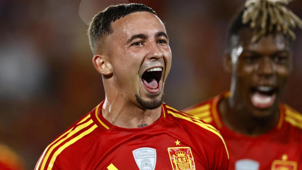 Yéremy Pino celebra su gol con España.