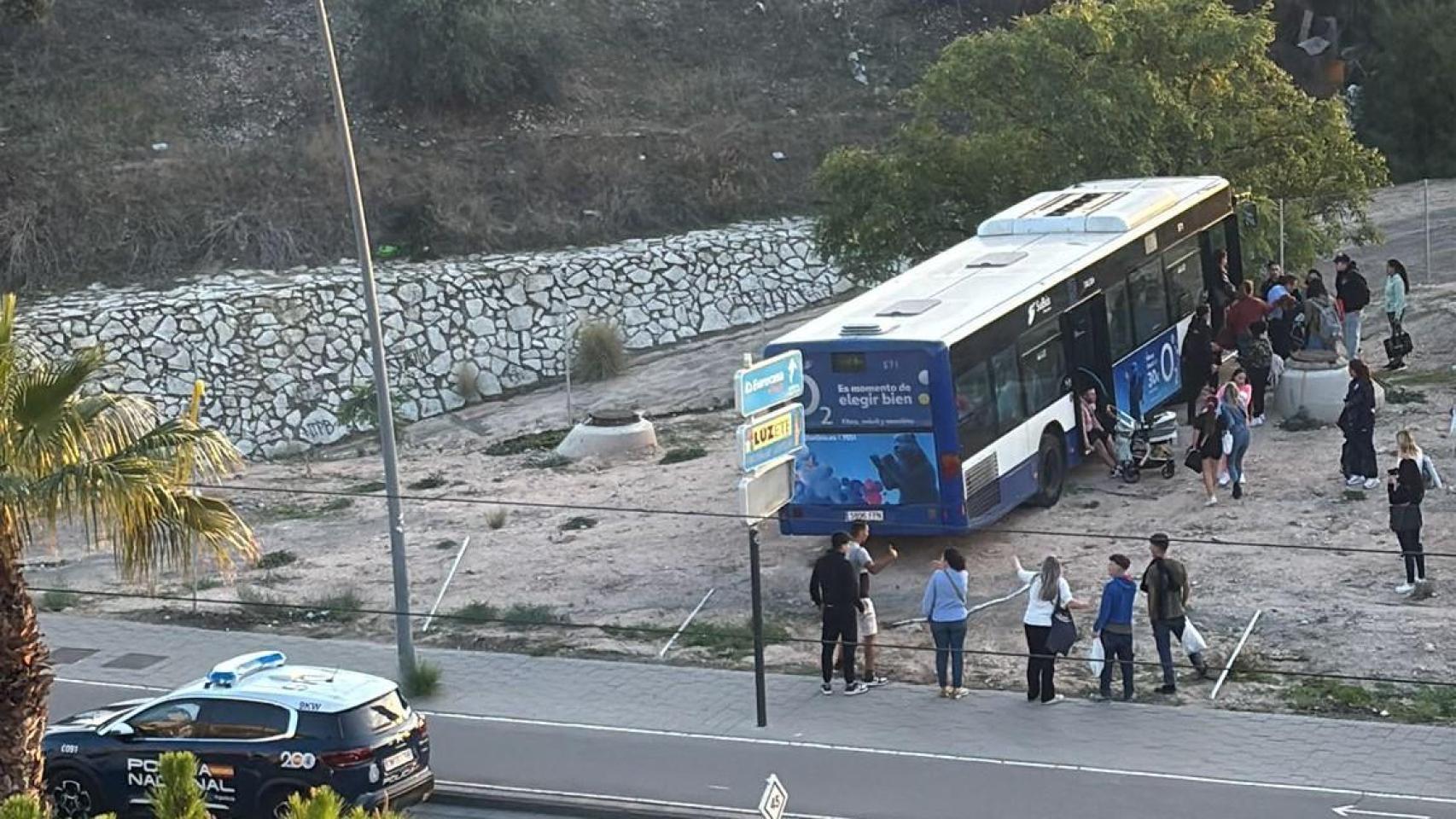 El autobús accidentado.