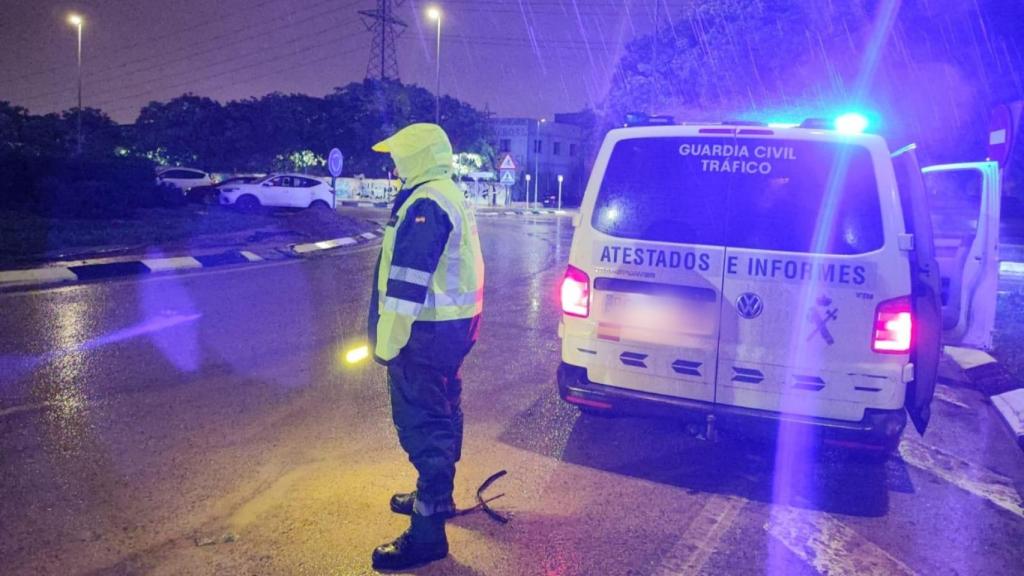 Un guardia civil de Tráfico durante un control.