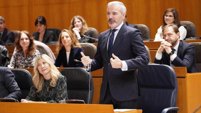 Jorge Azcón, en el pleno de las Cortes de Aragón.