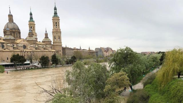 El río Ebro, a su paso por Zaragoza, en una de las últimas avenidas extraordinarias.