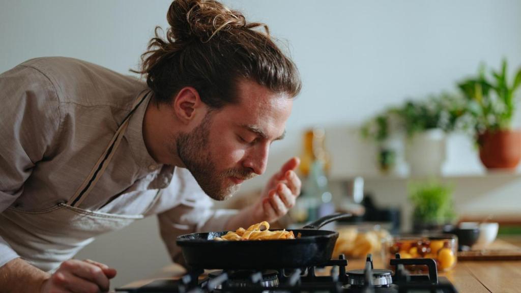 Chef disfrutando del aroma de su plato.