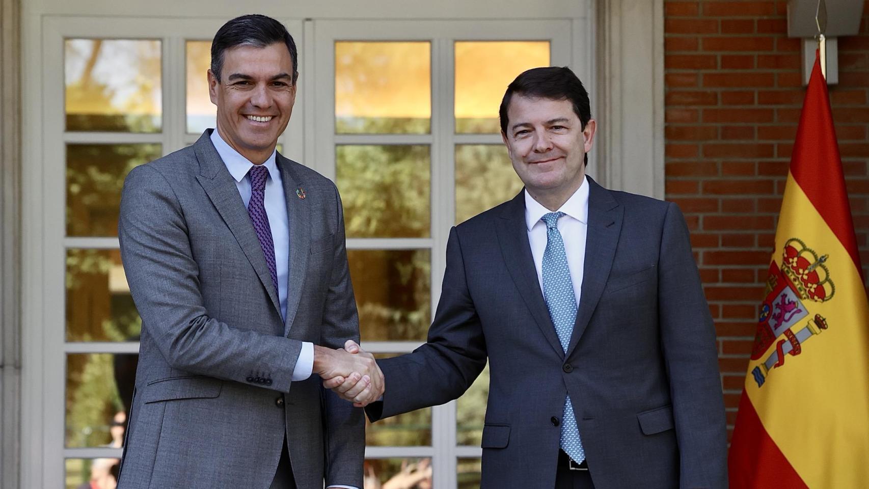 El presidente del Gobierno, Pedro Sánchez, y el presidente de la Junta de Castilla y León, Alfonso Fernández Mañueco, durante su última reunión en la Moncloa, en julio de 2022