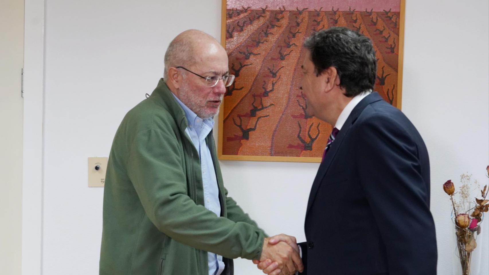 El procurador del Grupo Mixto Francisco Igea durante su reunión de este lunes con el consejero de Economía y Hacienda, Carlos Fernández Carriedo