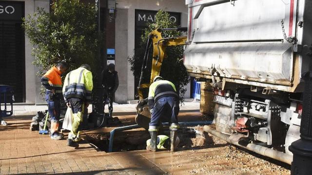 Trabajos de reparación del reventón en la calle Santiago