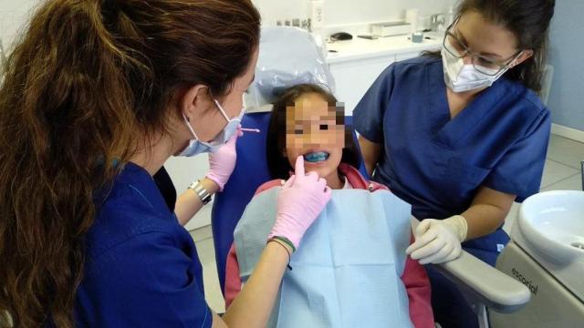 Una de las niñas de Castilla y León con fisura palatal en el dentista