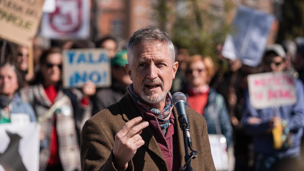 El investigador científico del CSIC, Fernando Valladares, en una manifestación de vecinos de Arganzuela y Carabanchel, en marzo de 2023.