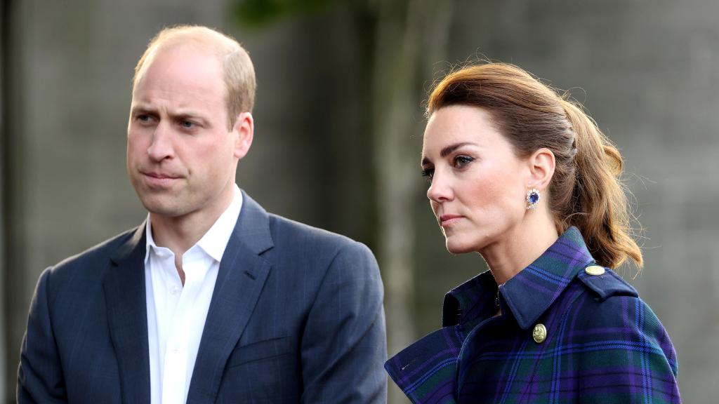 Guillermo de Inglaterra junto a Kate Middleton en una fotografía tomada en 2021, en Edimburgo.