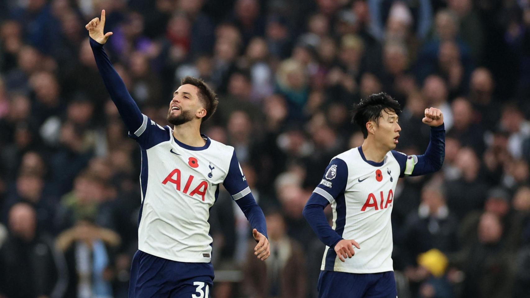 Bentancur y Son, durante un partido del Tottenham