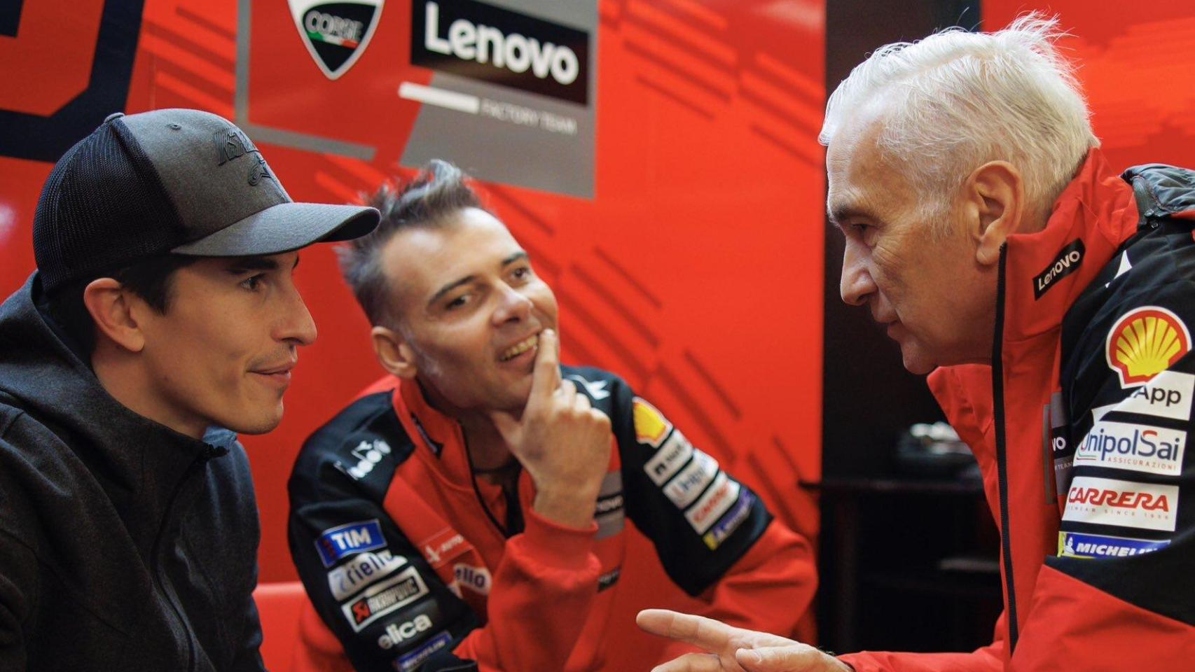 Marc Márquez, Marco Rigamonti y Davide Tardozzi conversan en el box del equipo Ducati Lenovo.