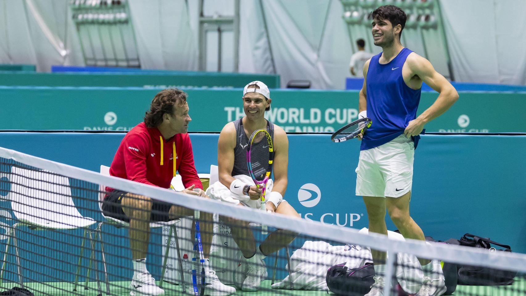 Rafa Nadal, junto a Carlos Moyá y Carlos Alcaraz en un entrenamiento de la Copa Davis