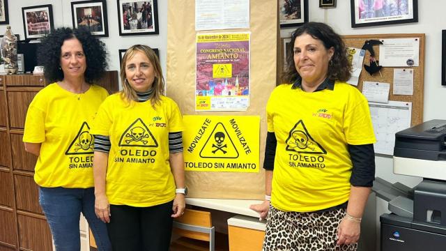 Gemma Ruiz, coordinadora de la Asociación de Vecinos 'El Tajo, flanqueada por Rosa Nogués, coordinadora del periódico 'Vecinos' (i.) y Ana Fernández, secretaria de esta asociación vecinal.