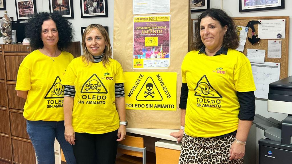 Gemma Ruiz, coordinadora de la Asociación de Vecinos 'El Tajo, flanqueada por Rosa Nogués, coordinadora del periódico 'Vecinos' (i.) y Ana Fernández, secretaria de esta asociación vecinal.