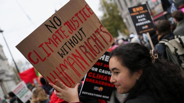 Protesta en contra de la COP29 en Bakú celebrada en Londres.