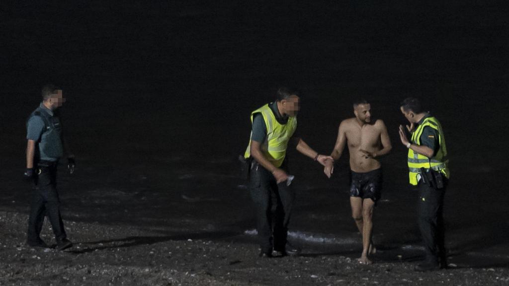 Un hombre entra a nado en Ceuta por la playa del Tarajal el pasado 5 de agosto.