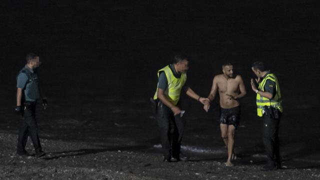 Un hombre entra a nado en Ceuta por la playa del Tarajal el pasado 5 de agosto.