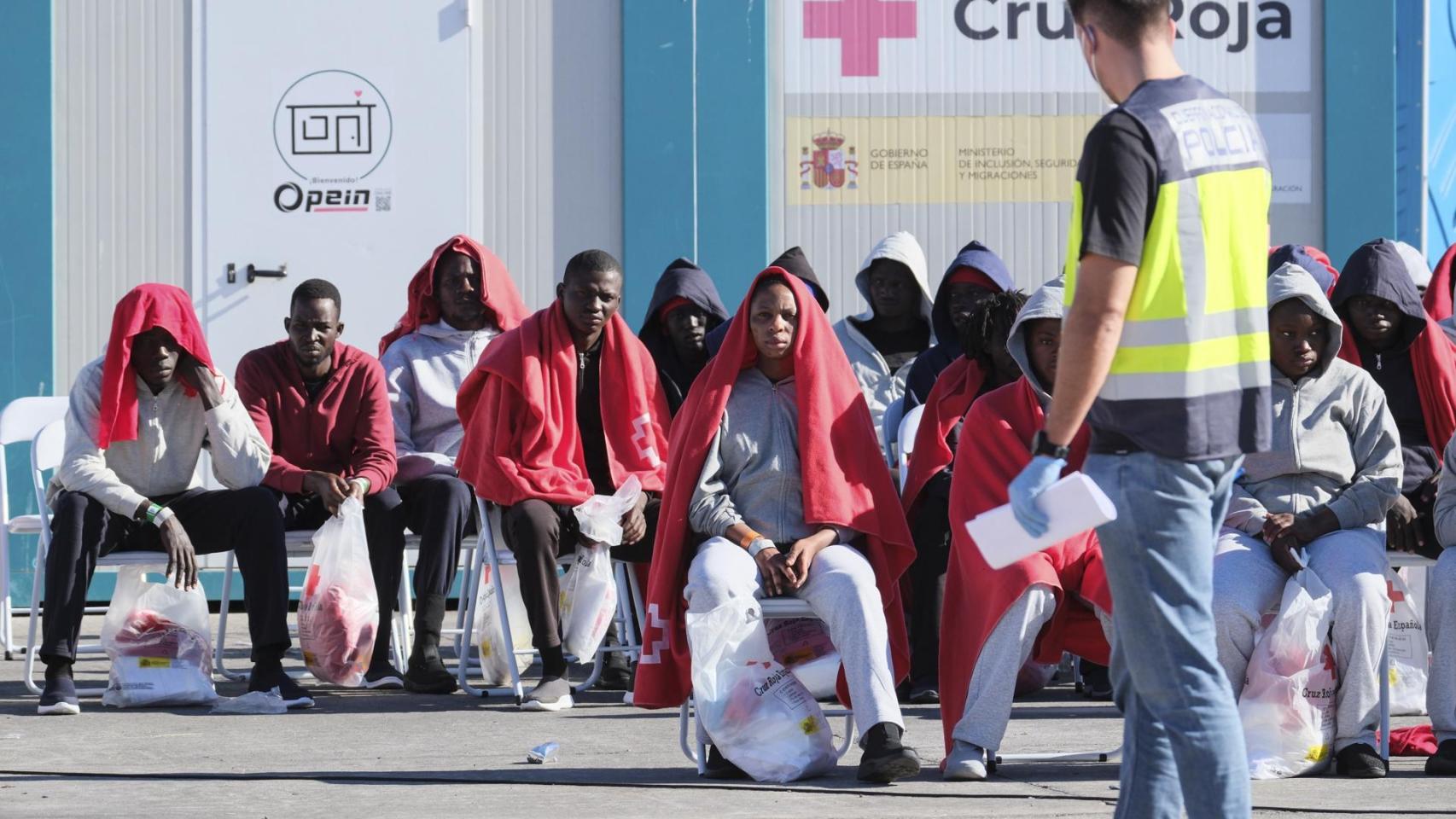 Los servicios de emergencia atienden a 249 personas llegadas en cayuco al puerto de Los Cristianos, en Tenerife.