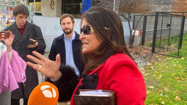 Aída Nízar, este lunes, en la puerta de los Juzgados de Plaza de Castilla.