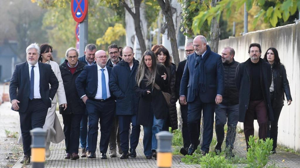 El abogado de Puigdemont, Gonzalo Boye, llega este lunes a la Audiencia Nacional arropado por dirigentes de Junts./