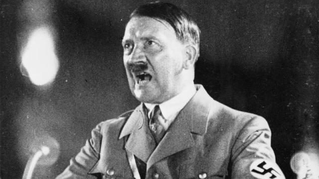 Adolf Hitler pronuncia un discurso en una fecha desconocida.