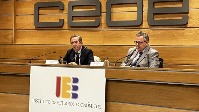 Íñigo Fernández de Mesa (i), presidente del IEE, y Gregorio Izquierdo (d), director general del IEE.