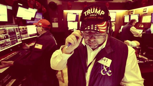 Un trabajador de la Bolsa de Nueva York lleva una gorra de apoyo a Donald Trump.