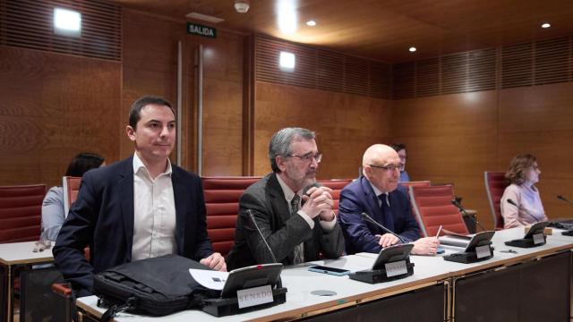 El portavoz del PSOE en la Asamblea, Juan Lobato, el expresidente del Senado, Manuel Cruz, y el secretario de Estado de Relaciones con las Cortes y Asuntos Constitucionales, Rafael Simancas.