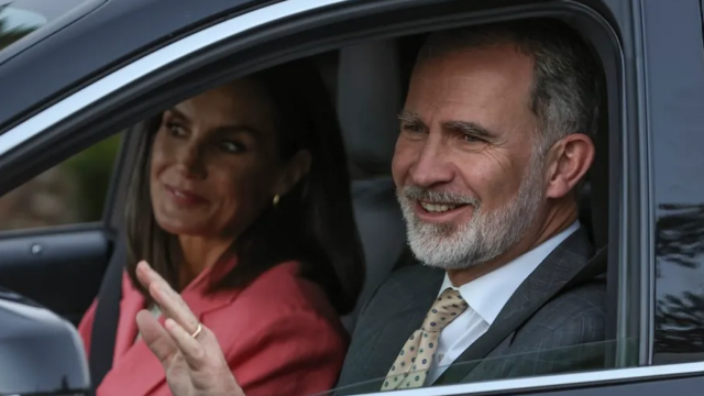 El rey Felipe VI y la reina Letizia en un coche.