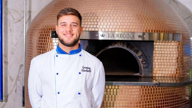 El pizziaolo Gennaro Arrichiello en su horno de La Regina.