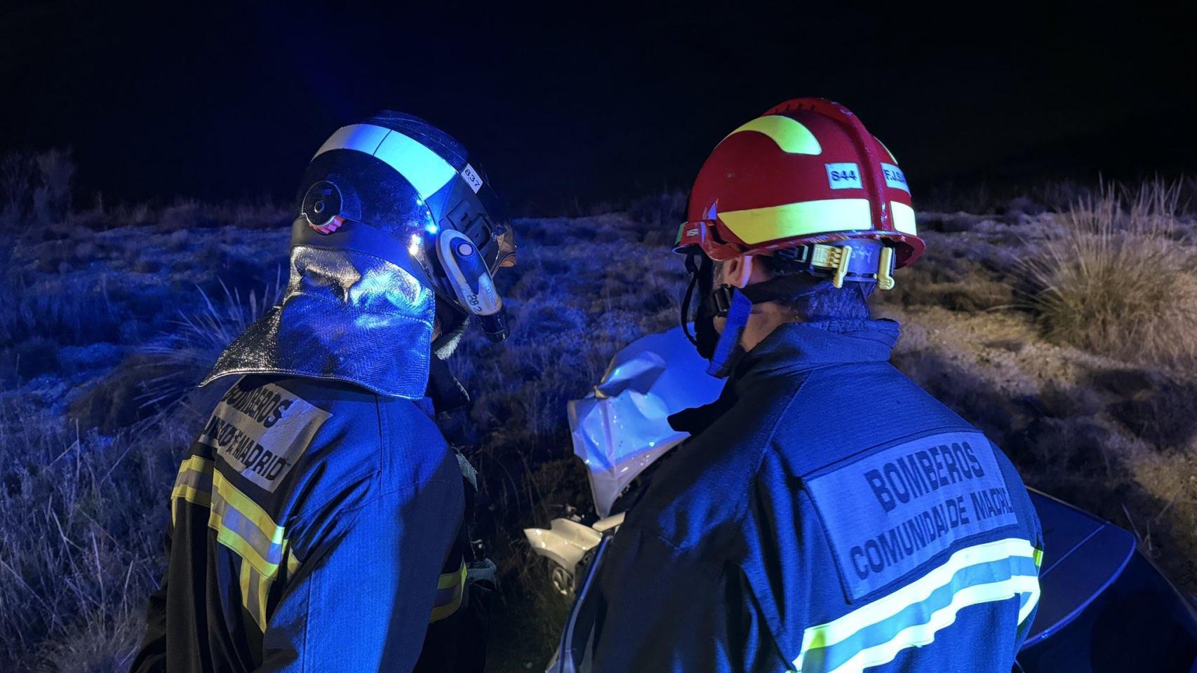 Bomberos de la Comunidad de Madrid en el lugar del accidente este domingo.