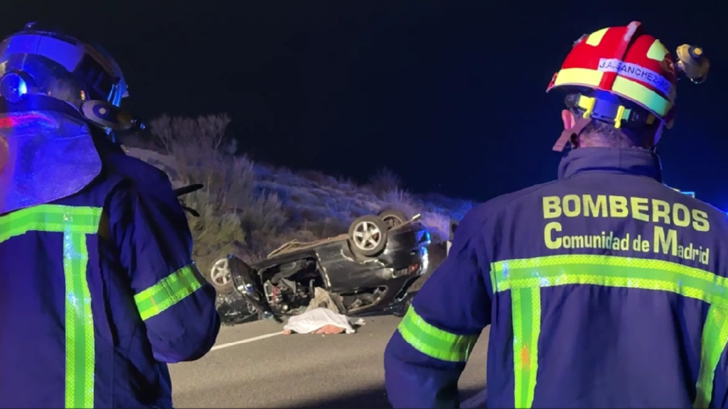 Los bomberos frente a uno de los coches siniestrado en el accidente de la M-400.