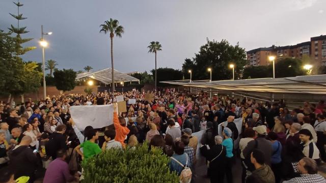 Imagen de la protesta contra el cierre parcial del Parque del Oeste, en Málaga, celebrada este domingo.