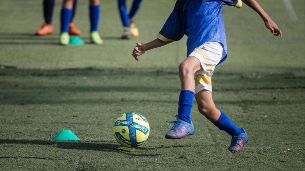 Imagen de un niño jugando al fútbol.