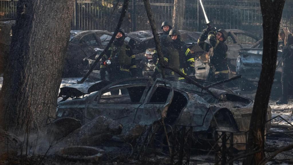 Equipos de rescate trabajan en el lugar donde un edificio de apartamentos fue alcanzado por un ataque con un misil ruso en Odesa.