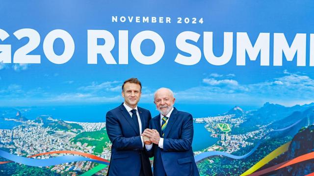 El presidente francés, Emmanuel Macron, saluda a su homólogo brasileño, Lula da Silva, durante la reunión del G20 en Río