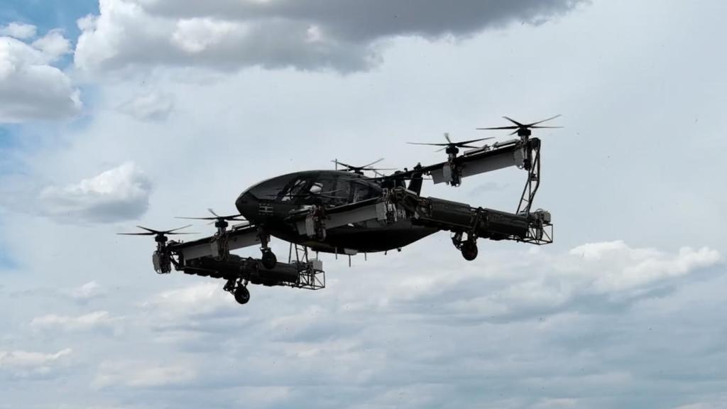 El vehículo volador eVTOL Vertiia en pleno vuelo.