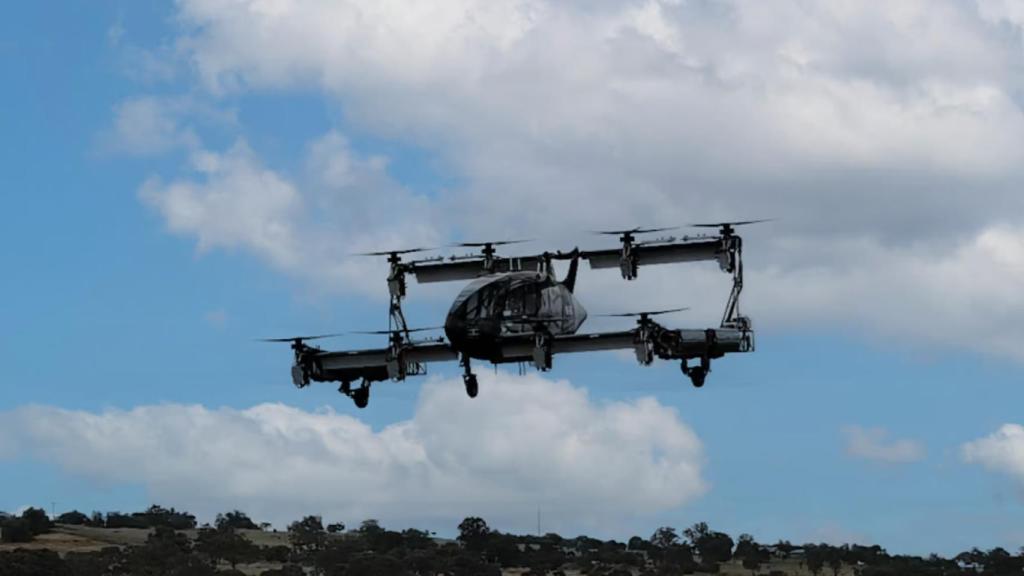 El vehículo volador eVTOL Vertiia en pleno vuelo.