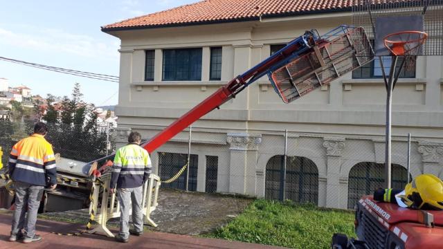 Herido un operario tras caer desde una máquina elevadora en Corcubión (A Coruña)